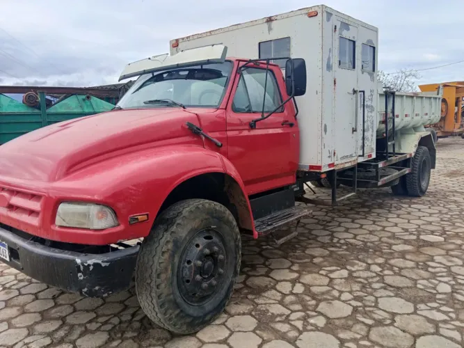 Caminhão caçamba toco gabine suplementar