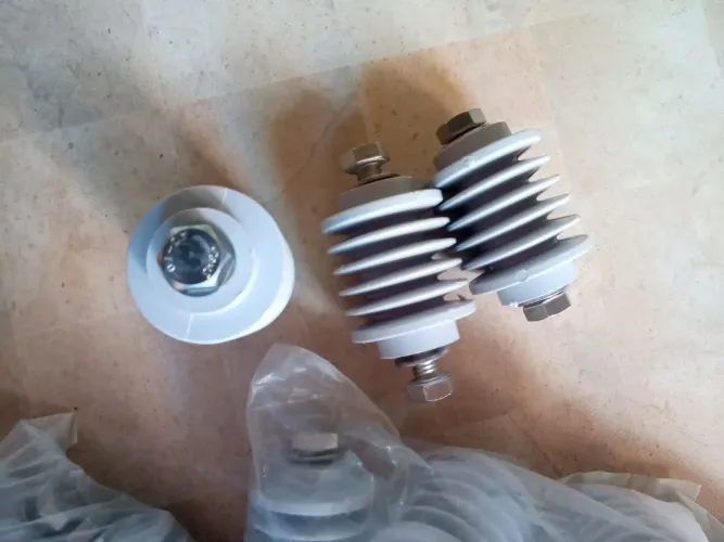 45 Isolantes/Esticadores em Plástico Resistente para Rede Elétrica