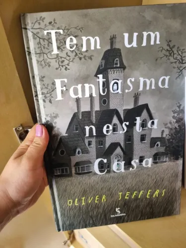Livro "Tem um fantasma nesta casa"