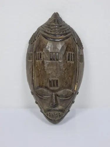 Máscara Africana tradicional em madeira, que são objetos culturais de grande importância