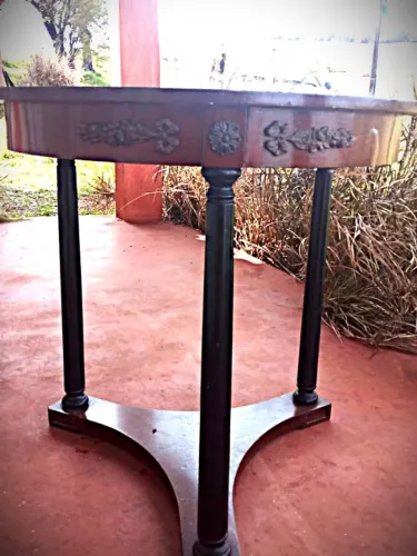 Mesa central ou lateral antiga desenho clássico!