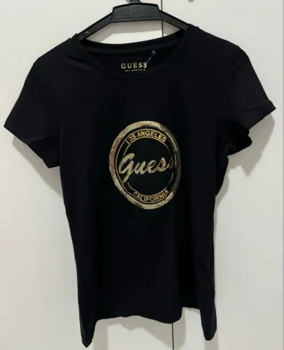 Camiseta Guess Original Preta com Detalhes Dourados