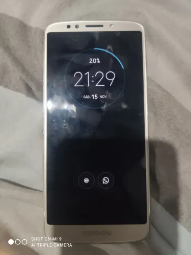 Celular Moto E5 em perfeito estado.