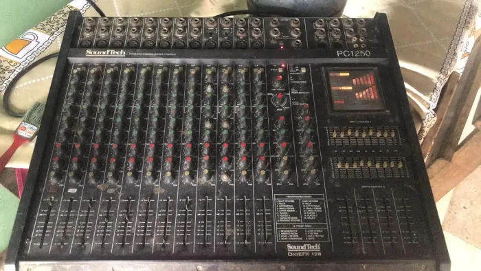 Mesa de som SoundTech (ler descrição)