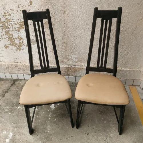 DUAS ( 2 ) CADEIRAS DE JANTAR DE MADEIRA MACIÇA.