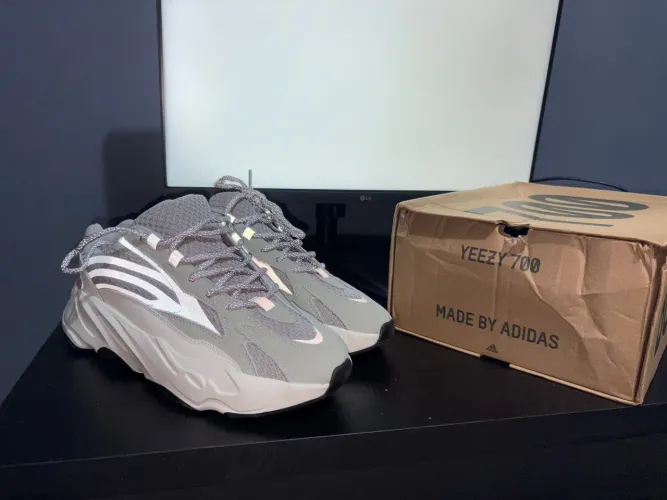 Tênis adidas Yeezy 700 V2 Static
