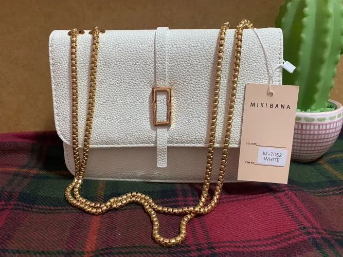 Linda bolsa de ombro/transversal em couro sintético com corrente