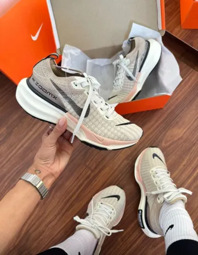 Tênis Nike ZoomX Invincible Run Flyknit - Bege/Rosa