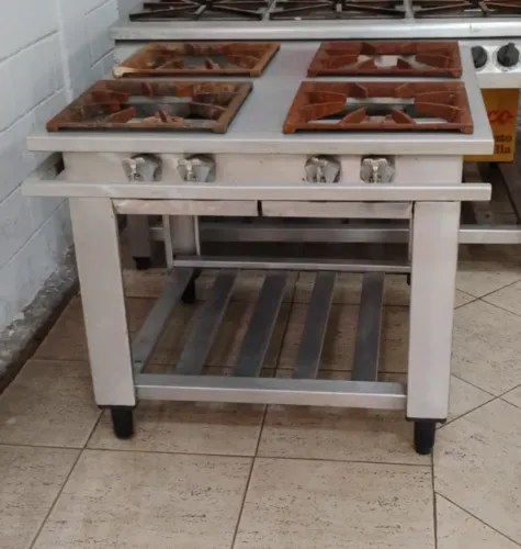 Fogão industrial 4 bocas.