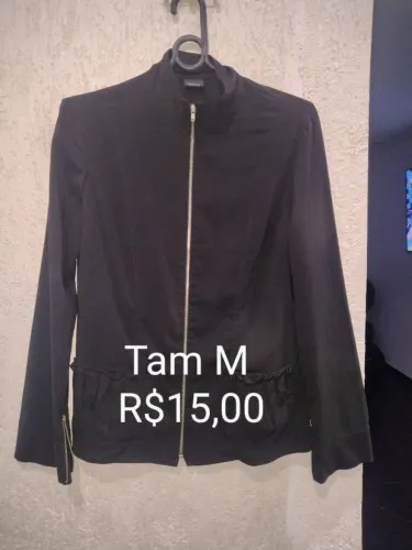 Casaco Preto com Detalhes em zíper