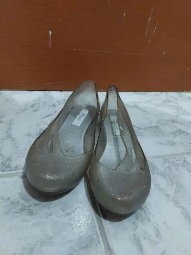 Sapatilha prateada tamanho 37