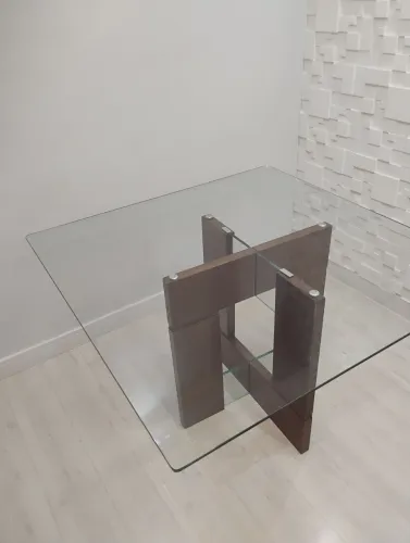 Mesa de centro com tampo de vidro e base amadeirada