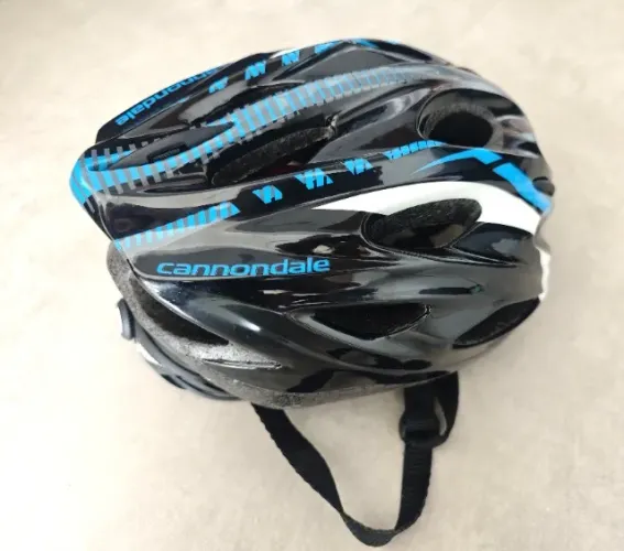 Capacete Cannondale para bike em ótimo estado e novas espumas.