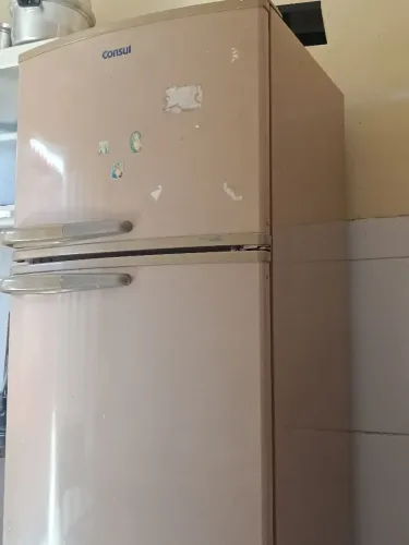 Geladeira em bom estado de conservação 
