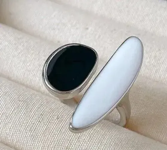 Anel preto e branco. Novo. 