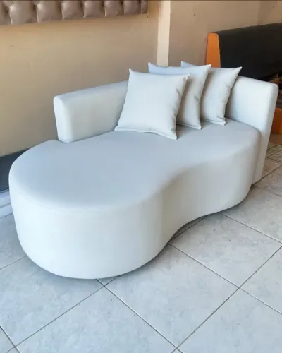 Sofá curvo com design moderno e elegante, perfeito para ambientes sofisticados. Conforto e