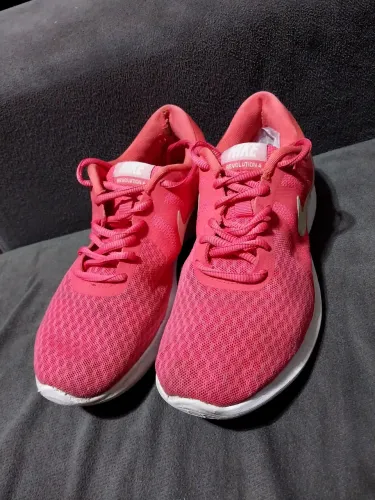 Tênis Nike Revolution 