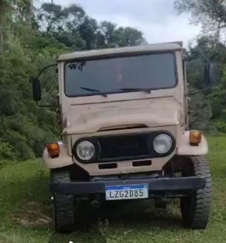 Toyota Bandeirante 79 traçada em perfeito estado