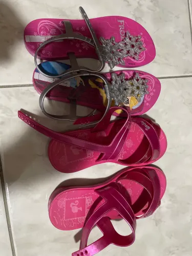 Chinelos/Sandálias Barbie e Frozen marcas Ipanema e GrandeneKids. Ambas tamanho 34