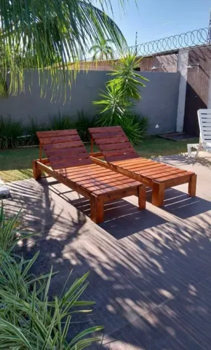 2 espreguiçadeiras de madeira para relaxar no sol