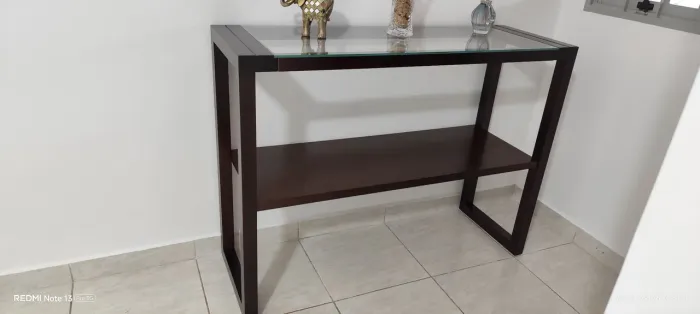 Lindo aparador com tampo de vidro