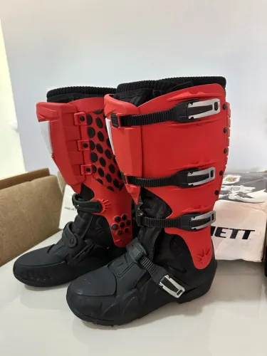 Bota Motocross Jett J1 Hi-Vis Preto e Vermelho - Tam 40 