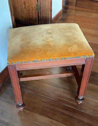 RELIQUIA Banqueta Vintage Sucupira e Veludo em ótimas condições