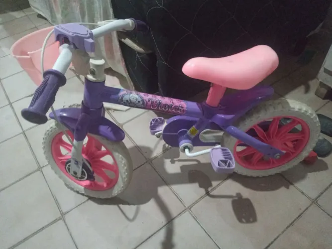 Bicicleta feminina com rodinhas.