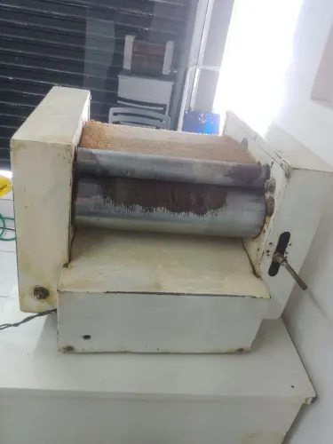 Cilindro pequeno de enrolar pão.