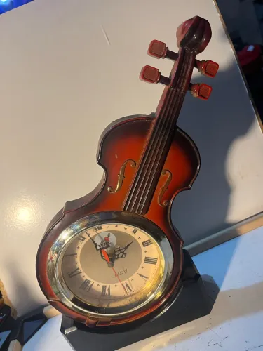relógio de mesa decorativo em formato de violino c/ defeito