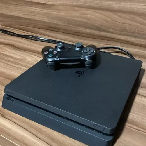 PS4 SLIM 1T - 2 controles 1 original e outro paralelo + 1 jogo
