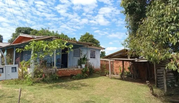 Vende-se terreno com 3 casa