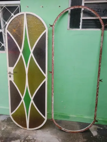 Porta de ferro vintage em formato oval