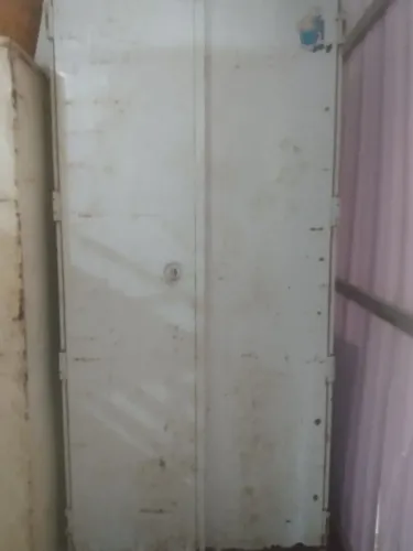 Vende se armários de pão doce