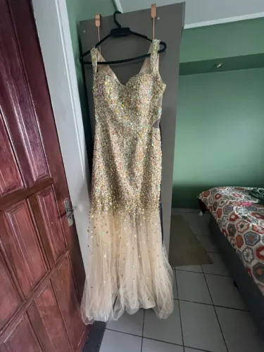 Vestido de festa M com pedrarias e cauda de tule