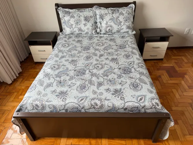 Cama de casal + colchão ortopédico + 2 mesas de cabeceira