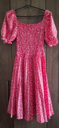 3 Vestidos. Floridos: Tamanho único do P ao GG; Jeans: Tamanho G.