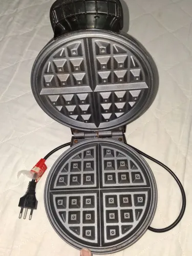 Máquina de fazer waffles Britânia seminova