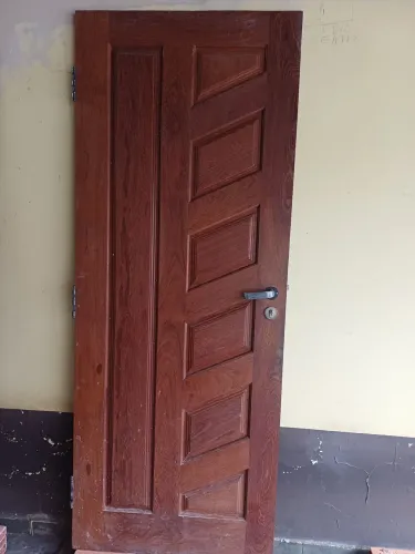 Porta de madeira maciça com ferragens