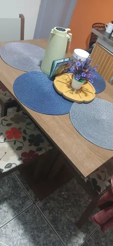 Vendo Mesa com 4 Cadeiras