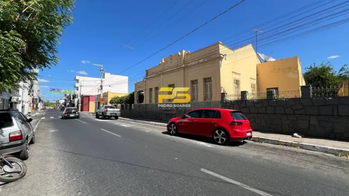 Área de Esquina com Casa e Pontos Comerciais à Venda no Centro de Patos PB