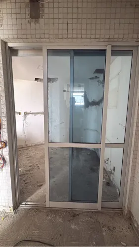 Portas de correr em alumínio e vidro