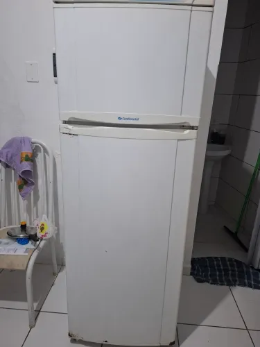 GELADEIRA COM DEFEITO R$200