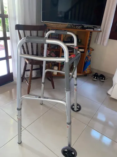 Andador ortopédico para idosos com rodas