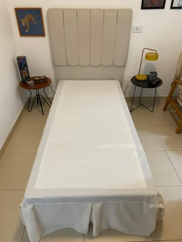 Cama box (base) com cabeceira almofadada - seminovo