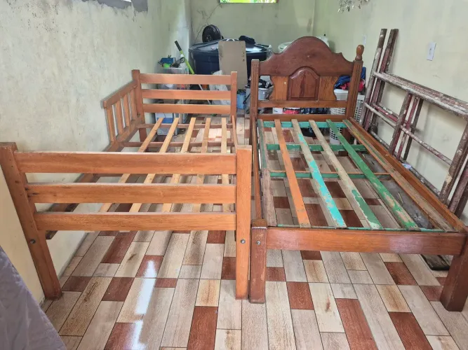 Vendo duas camas de solteiro usadas em boas condições, e um colchão de solteiro. 
