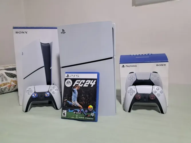 Playstation 5 slim de disco com 2 controles seminovo