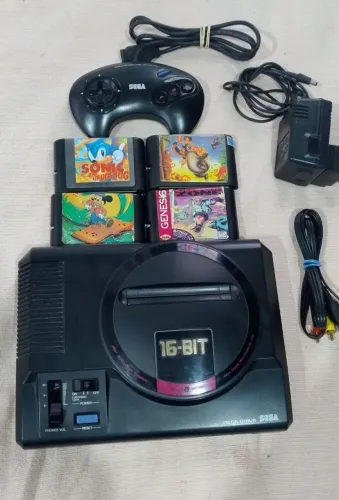 Mega Drive 2 Japonês ( 1992 ) com entrada Sega Cd