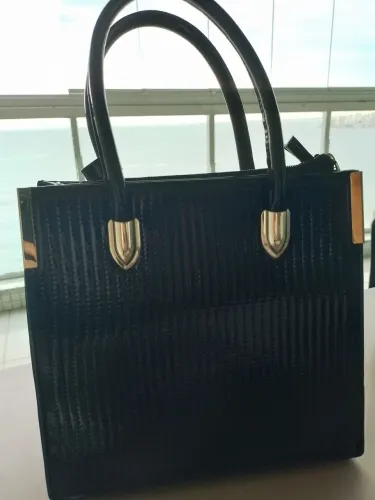 Bolsa de mão preta lindíssima com apenas uma vez de uso