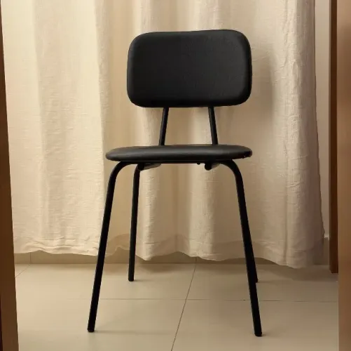 Cadeira Estofada Tok&Stok Preta - Design Moderno e Industrial